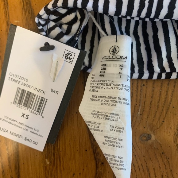 NWT Volcom Stripe Away Black & White Printed V-Neck Bikini Top XS‎ - Picture 9 of 11